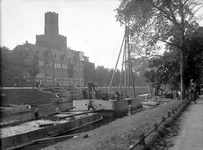 816443 Afbeelding van werkzaamheden in de Stadsbuitengracht te Utrecht, ter hoogte van het Geertebolwerk. Links op de ...